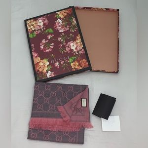 SOLD Gucci GG $415 wool scarf pink gray logo graphite